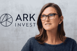 CEO ARK Invest Cathie Wood tiep tuc “bat day” co phieu Coinbase voi khoan mua tri gia 5 trieu USD - anh 1